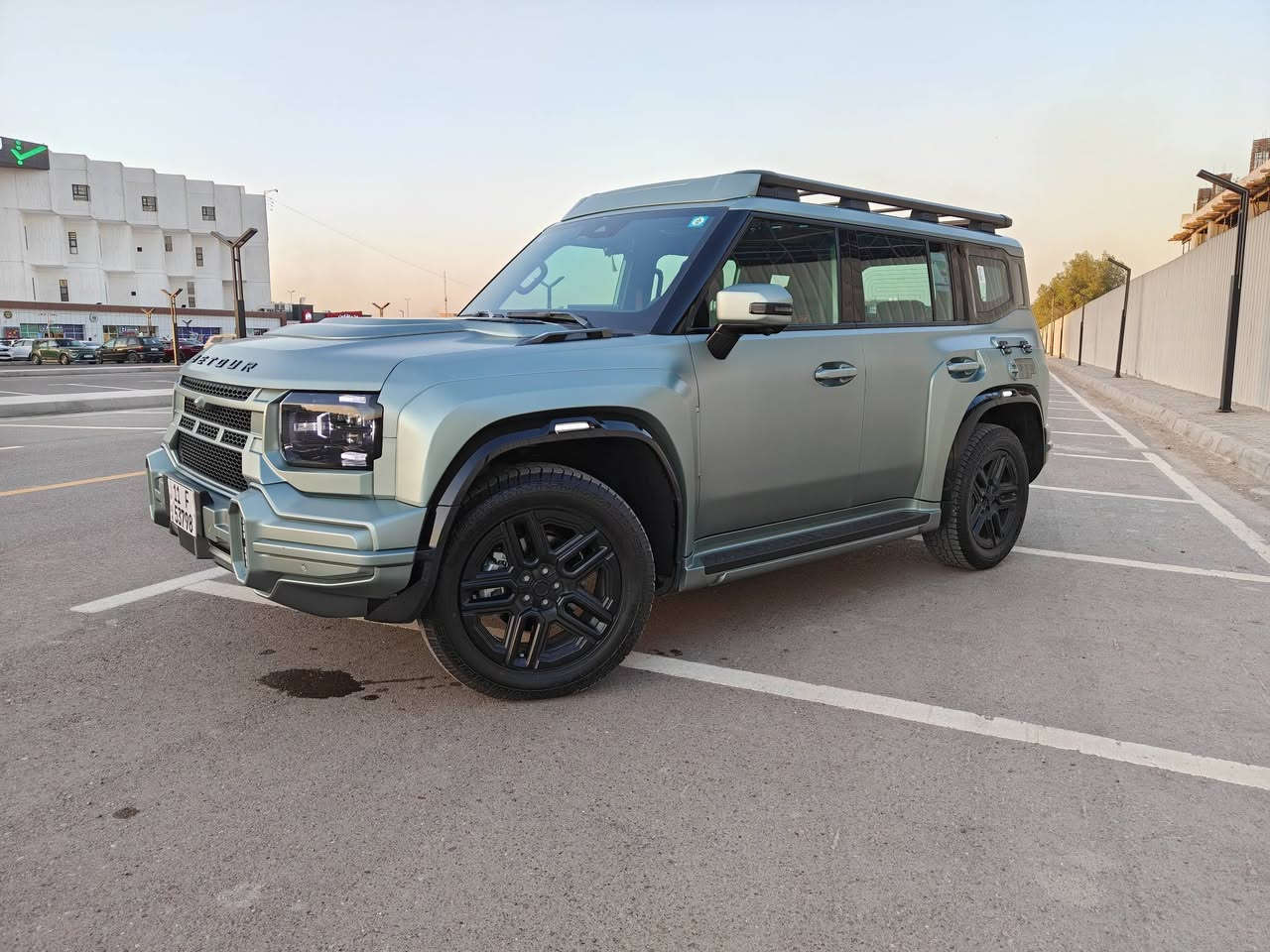 ⁨ ⁨ ⁨ ⁨ ⁨ جیتور T2 2.0L LUXURY PLUS ( Star Guard Edition)
*اصدار مميز و محدود من جيتور حارس النجوم 
اللون كرين مات 
لون جدا انيق 
يلفت الانتباه  
ويسر  الناظرين 
 
الموديل: 2026 (خليجي)
العداد: 3 الالف كلم فقط فقط 

المحرك: 4 أسطوانات 2.0L تيربو 254 حصان حقن مباشر
عزم الدوران (نيوتن-م): 390
ناقل الحركة: اوتوماتيكي من 8 سرعات AT وليس cvt
و7نمر بالموظؤلات السابقه 
نظام الدفع: نظام دفع رباعي متطور من BorgWarner
استهلاك الوقود: 8.83 لتر لكل 100 كم

الضمان الأساسي: 6 سنوات وعداد كيلومترات مفتوح
ضمان المحرك: 10 سنوات او 1،000،000 كم (أيهما اولاً / للمالك الأول)

المواصفات:
* فتحة سقف بانوراما 1.1م
* إطارات قياس 20 إنچ
* الشباك الامامي مع شعار جيتور المضاء ب LED
*عروض ضوئية وموسيقية استعراضية متعددة
*مثبت سرعة مع رادار تفاعلي
*نظام القيادة شبه الذاتية
*نظام الكبح التلقائي في حالة الطوارئ
*نظام تحذير الاصطدام الامامي والخلفي
*كاميرات محيطية 540 درجة
*حساسات أمامية وخلفية
*نقطة عمياء
* نظام تحذير مغادرة المسار
* نظام المساعدة للبقاء في المسار
* شاشة التحكم بقياس 15.6 إنچ
* شاشة القيادة بقياس 10.25 إنچ
*نظام صوتي متطور 12 سماعة من Sony
* نظام أبل كاربلاي وأندرويد أوتو لاسلكي
* نظام اوامر و تحكم صوتي
*مقصورة الركاب من الجلد الفاخر والكنتارا
*مقعد السائق والراكب كهربائي
* مقعد السائق مساج
*مقاعد السائق والراكب مبردة و مدفاءة
*مقاعد السائق والراكب ذاكرة
*إنارة ترحيبية مع إنارة محيطية متعددة الالوان
*عتبات الأبواب مضيئة
*مصابيح أمامية وخلفية أوتوماتيكية LED مع مصابيح نهارية
*نظام التكيف التلقائي مع الضوء القريب والبعيد
*نظام تقليل الضجيج النشط مع زجاح مزدوج
*المرايا الجانبية قابلة للطي كهربائياً ومدفئة
* دخول ذكي (بصمة)
*تشغيل عن بعد
*شاحن هاتف لاسلكي سريع
* نظام تنقية الهواء PM2.5 وفلتر N95
* مسند الذراع الوسطي مع ثلاجة
*وسائد هوائية امامية و جانبية عدد 6
* ماسحات الزجاج الأمامي مع حساس للمطر

للاتصال ***********
