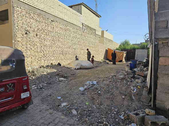 سلام عليكم قطعه مساحته ١١٠مترالبيع في الدوانم شارع بيت اعنيد المساحه العرض ٦ امتار 
والنزال ١٨متر كامل الخدمات مي وكهربأء
الرقم***********
