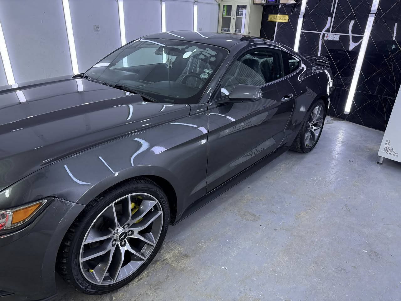 السلام عليكم 

موستانك 2017 ايكو بوست فول مواصفات للاخير 
كشنات جلد كهرباء تدفئة و تبريد 
انارة ترحيب 
شاشة كبيرة وكامرة ورادارات 
شعار موستانك بالارض بالابواب 
كتابة موستانك بالدواسات انارة 
انارة الكيجات و الدواسات والحافضات متغيرة 
انضمة قيادة متعددة 
سستم صوت 
تشغيل عن بعد 
تحكمات ستيرن 
بيها اضافة عطاس 
الماسدات متغيرة الاوان وبيها اضافة اسوار عين الشيطان 
السيارة باسمي تحويل ثاني يوم رقم اربيل 
رايدها 120 مستعجل على بيعتها 
عنواني بغداد الكاظمية 
كير ومحرك مكفولات
***********
