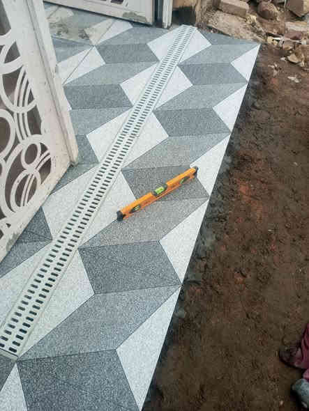 سلام عليكم خلفة سيراميك  شغل هندسي  التزام بلعمل ان شاءالله  *********** واتساب عمل المنقولات المخفيه  والرفوف الحديثه للحمامات
