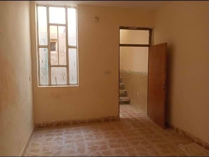 سلام عليكم بيت للبيع 
المساحه 67 متر طابق غرفه مطبخ واستقبال وغرفه نوم وبيتونه كبيره وترهم غرفه ب المستقبل كدام البيتونه البيت مناقصه اي شي + ملاحضه هاي الصور قديمه حالياً البيت متعمر وبي البيت مؤجر ينفع استثمار او بيت الك موقع البيت خلف شارع ابوسمير السعر 60وبي مجال .. للاستفسار 
***********
