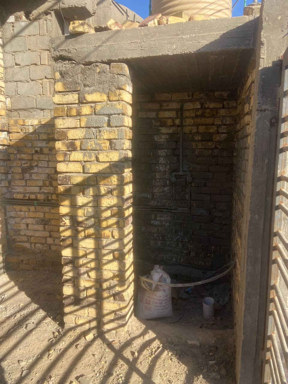 سلام عليكم بيت واجهة ٥ نزال ٢٣ متر طابق الأول  كهرباء ماء مجاري كاملات سيراميك مطبخ   وصحيات وملبوخ جص مثل ما موضح بل فيديو قريب عنوان ساده ابو خطه حي النصر الفرع الي مقابيل الملعب الجديد ٦٠ وبي مجال قليل *********** كله بناء درجه اولى ول بورسلين ويا هم
