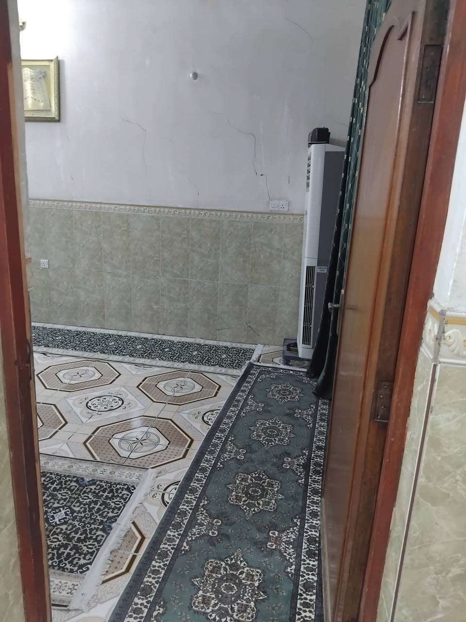 السلام عليكم دار طابقين للبيع مساحة ١٨٠ يحتوي على استقبال + هول + غرفة نوم عدد ٢ + مطبخ + مساحة درج + حمام داخلي وخارجي + طابق ثاني يتكون من غرفتين نوم + مخزن 
المكان ناحية الوحدة دخول المعمل ثالث بيت عن الشارع العام
للأستفسار ***********

