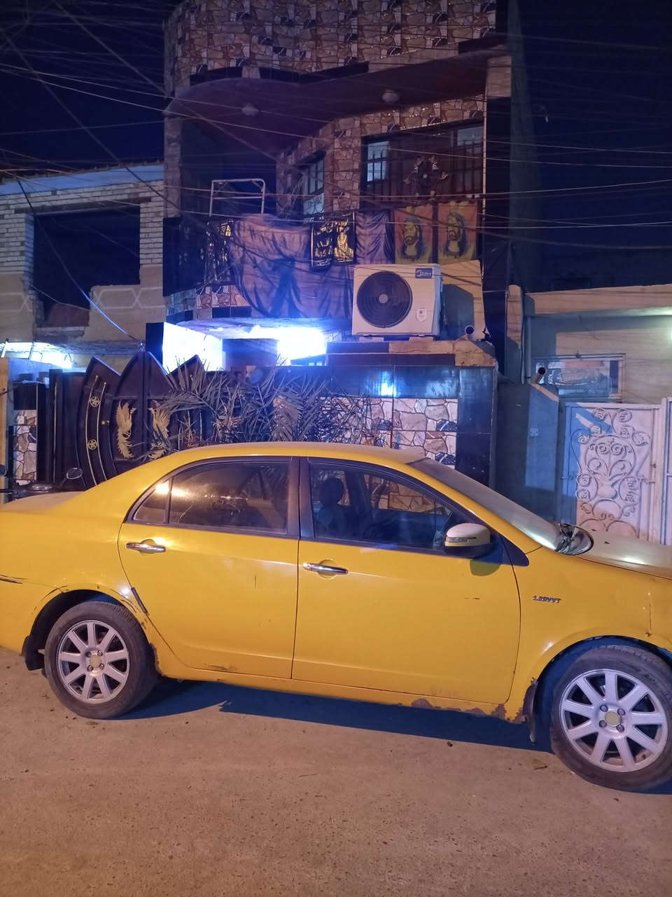 السلام عليكم بيت زراعي اربع شوارع بمحذات السياج الكونكريت منطقه كلها تبليط مجاري ماء كهرباء كل الخدمات مساحه البيت 120مترالبناء قاط ونص طابوق ارضيه كاشي ايراني داخل سيراميك هندي واجهه سيراميك سطح اشتايكر  للستفسار ***********
