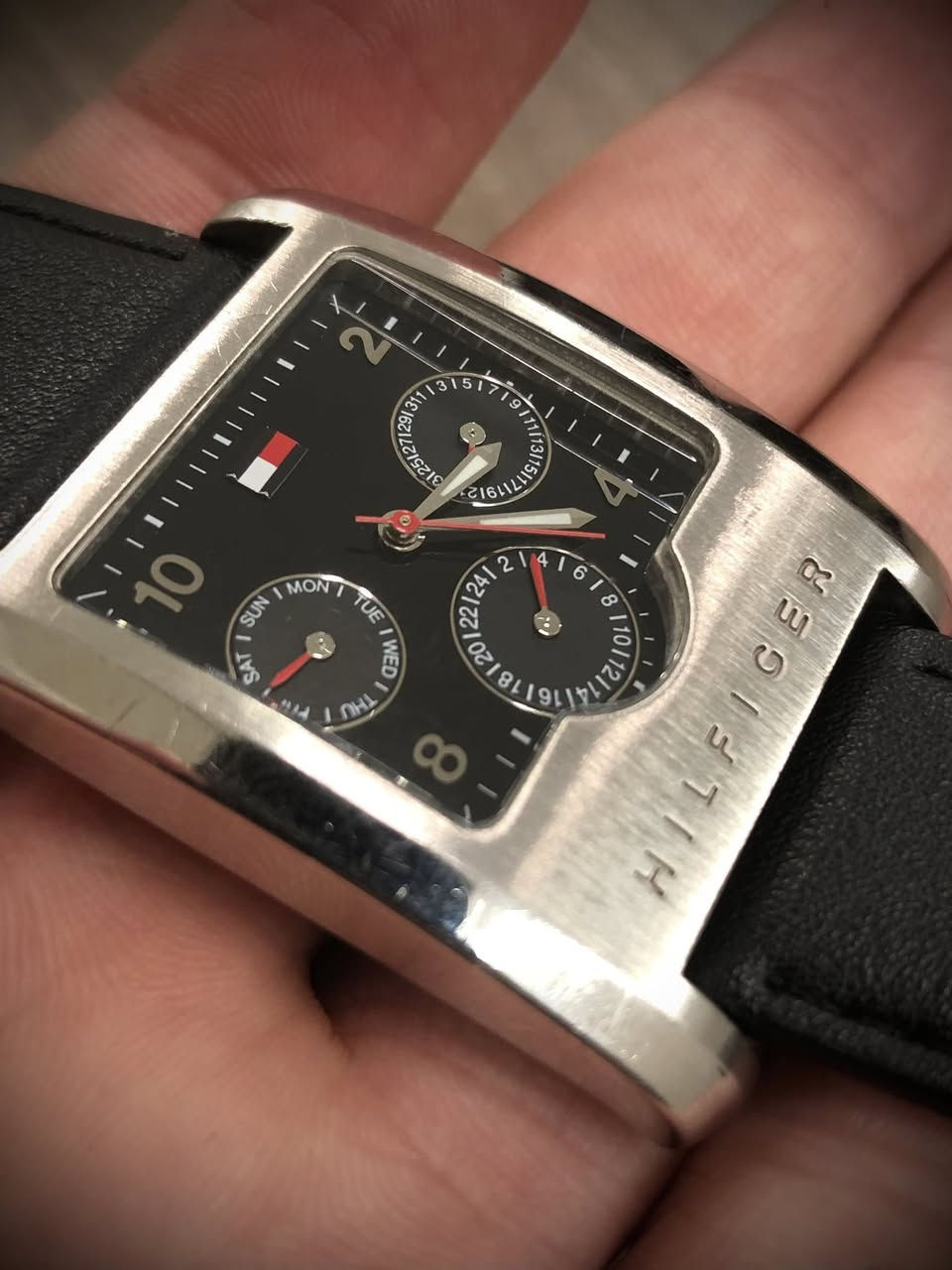 ساعة يد رجالية من تومي هيلفيغر (Tommy Hilfiger)، طراز 1790287.
نظافة ممتازة // مقاومة للماء بقمق ٣٠ متر // سنتر ايام+  +سنتر اسبوع +سنتر نظام ٢٤ ساعة // اميال لامينوس //السير جلد //  الابعاد 43 ملم طول - 32 ملم عرض  
 [ السعر خاااص لطفااا ]
يتوفر توصيل لكل المحافظات


**إذا كنت صاحب هذا الإعلان وتريد حذفه لأي سبب، رجاءا أرسل رسالة إلى الدعم الفني**