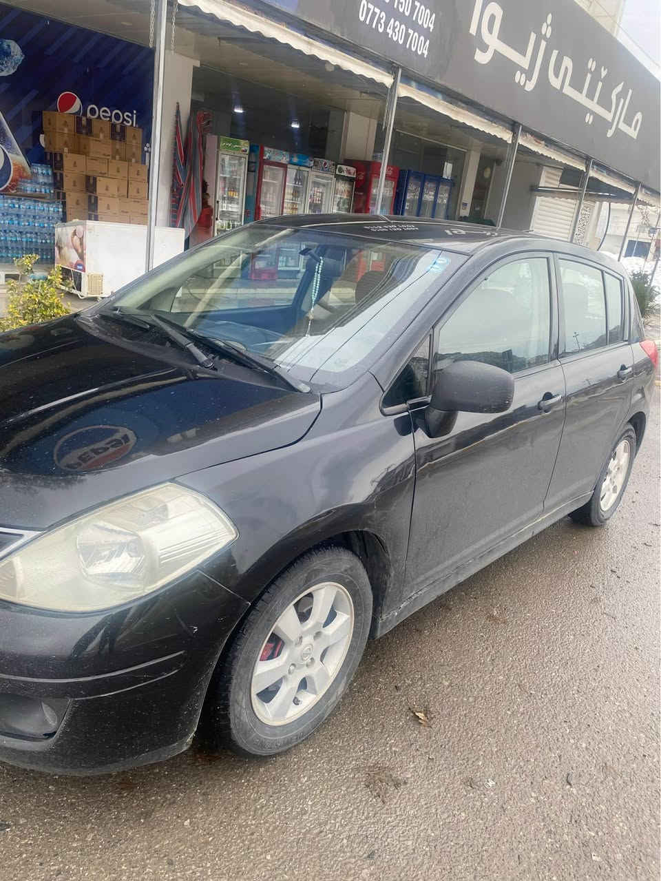 نیسان ڤێرسا ۲٠۱۲
ڤێرسای ئەمریکی مواسەفات فول بەس سلایت نیە 
سەیارەکە بێ مەسرەفە و تەقەو رەقەی نیە 
گێرو مەکینەی بەشەرتە 
۲ پارچەی بۆیاخ هەیە بێ سرد و چاڵ و قوپ
سەنەوی هەتا 2028 نوێیە
سەیارەکە بەس ماشااللەی دەوێت هەتا بڵێی خاوێنە ماڵی دۆستە سعری 96 گەڵا و محامەلە شوێن ڕانیە *********** رانية, السليمانية
