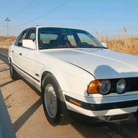 بي إم دبليو 525 E34 نظيفة ومبين عليها محافظة، لون أبيض، شكلها مرتب من ...