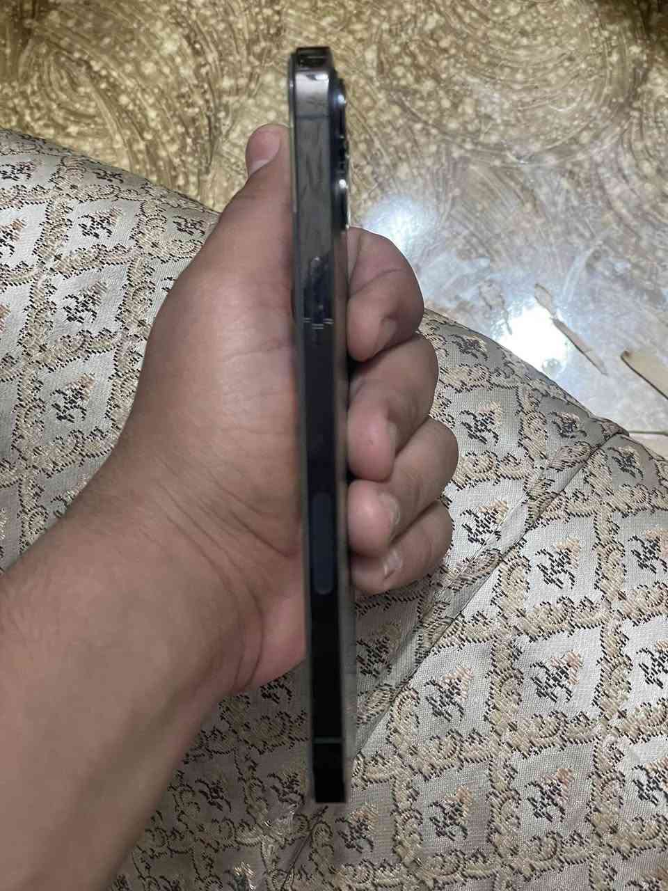 سلام عليكم 12ProMax للبيع ذاكره ١٢٨بطاريه ٨٨جهاز مبدل فقط شاشه اصليه مال تفصيخ نضافه٩٩٪؜ السعر خاص الاستفسار***********
