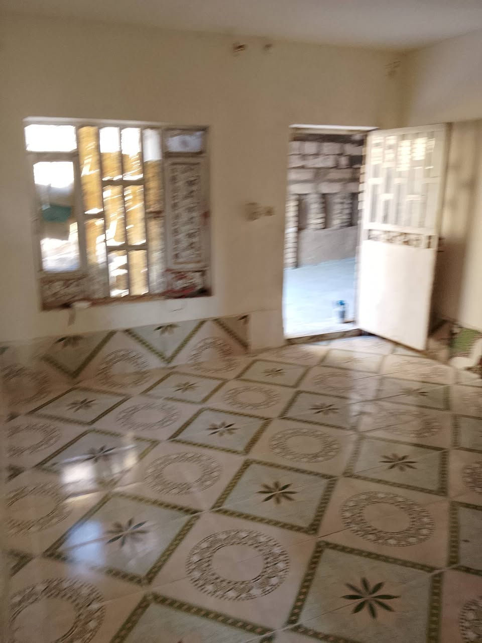 شقه للايجار غرفه صاله مطبخ بارد+حار ماطور وتانكي كيزر وطني خط ثاني عنوان الشعله شارع نوره الوكيله ***********
