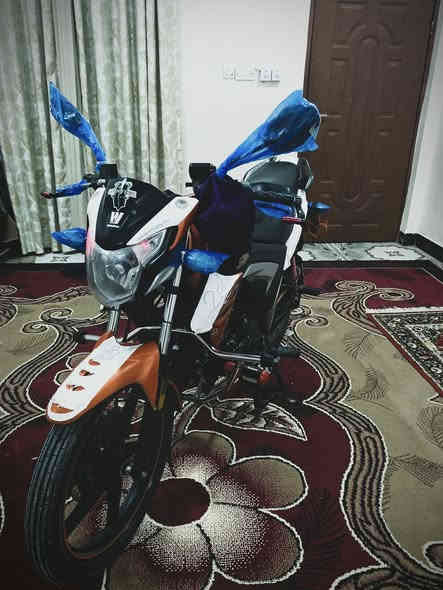 يالله
هاوجي ak موديل 22 مسجل لوحه وسنويه رقم نكليزي دراجه مكفوله مابيها كل نقص كلها شغاله لايت زنون عالي ناصي اشاير رماش حساس بريك امامي خلفي كله شغال دراجه كلها ناعمه وحلوه ومرتبه بالحقيقه انضف من صور.. مراوس فقط مراوس فقط لحد يجي يكلي شكد سعرها مابيع فقط مراوس بهاوجي مسجل شرط بس غير لون 
***********
