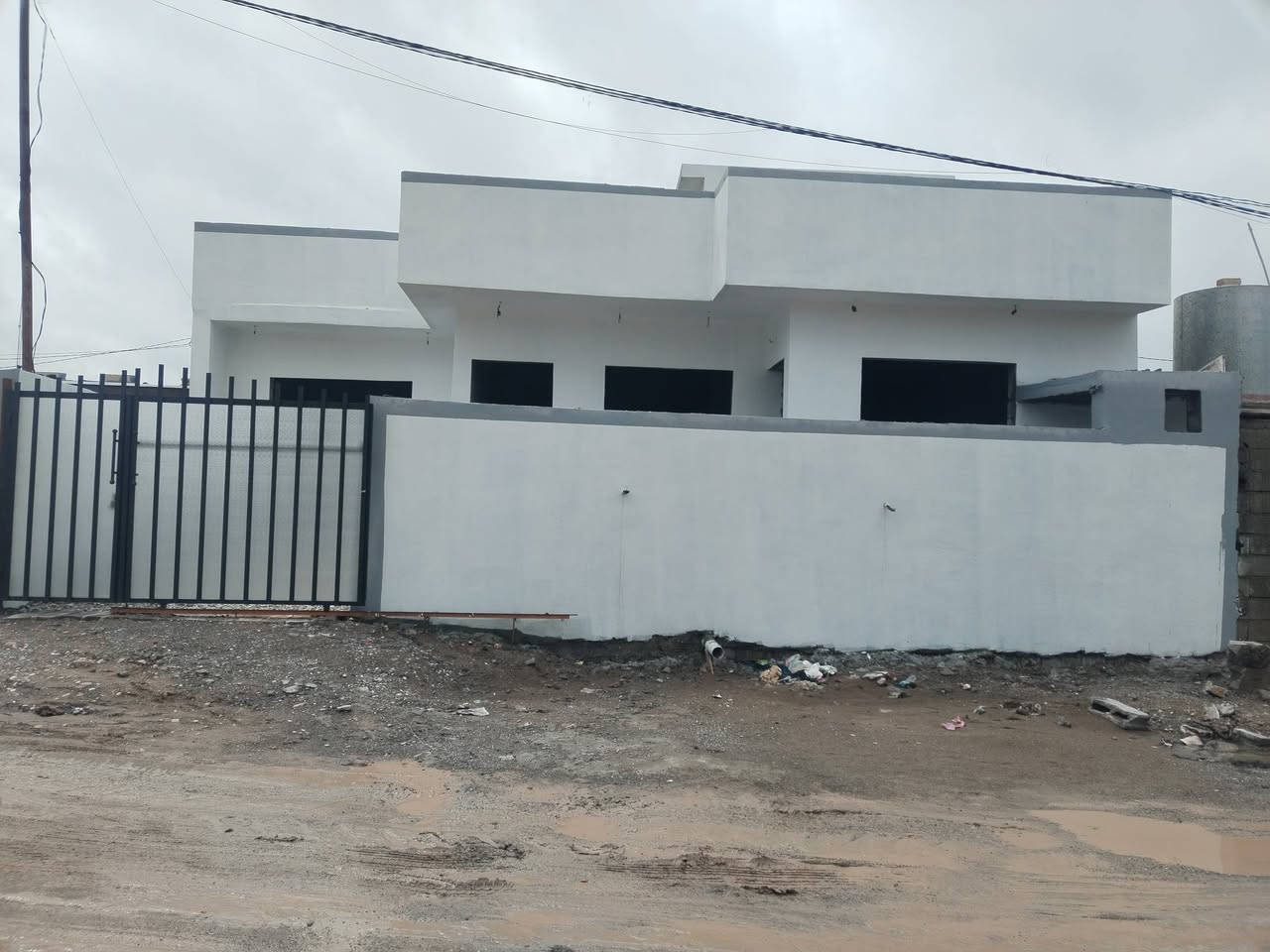 سلام عليكم  دار للبيع زراعي سايدين 77 //البيت مضمون// البيت مجاري كهربائيات // جص// سيراميك تاخذ جاهز //السعر وباقي التفاصيل الإتصال عل رقم ***********
