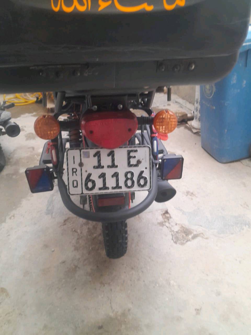 درّاجة نارية نوع دايون مع غطاء برتقالي خاص للتنجيد لمحافظة على المقاعد. بحالة ممتازة، مثالية للتنقل داخل المدينة والرحلات اليومية. العداد يظهر 23666 كيلومتر. متوفرة في بغداد وجاهزة للاستخدام المباشر.