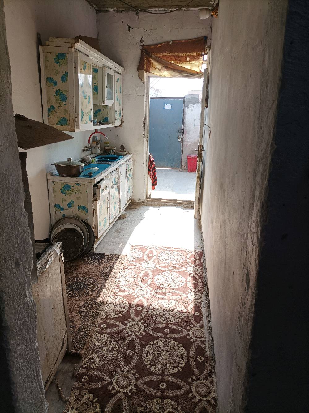 ##بيت مساحة 100 متر واجهية 5
ونزالة 20 غرفة وصالة ومكشوفة وحمام داخل الصالة ومطبخ وحوش وستقبال وحمام وتواليت. موقع  شارع مطار القديم خلف اسواق الامير سعر 14
وبي مجال  وهذا رقمي ***********
