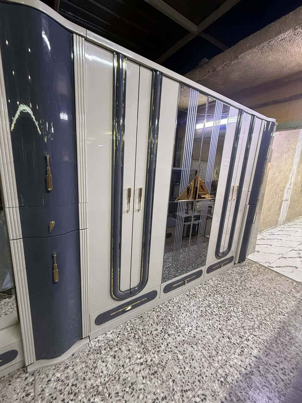 ✨ غرفة تركي مودرن الأصلي 9قطع 
نظام ابواب 
سرير مخزن عملي 
 قماش وتر بروف أصلي
✨ نظافة 95/💯
 شد ونقل مجاني داخل بغداد
توصيل للمحافظات بأسعار رمزية


**إذا كنت صاحب هذا الإعلان وتريد حذفه لأي سبب، رجاءا أرسل رسالة إلى الدعم الفني**