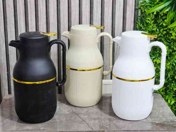 ☕ ترمس الشاي العصري: أناقة تدوم ودفء لا ينتهي!
​هل تبحث عن ترمس يجمع بين الحفاظ على الحرارة والتصميم الفاخر؟
​نقدم لك الترامس الجديدة بتصميمها المضلع الأنيق والتفاصيل الذهبية الساحرة، المصممة خصيصًا لتكون قطعة فنية في ضيافتك، وضمانة لدفء مشروبك طوال اليوم.

​💎 لماذا هذا الترمس هو خيارك الأفضل؟
• ​#عزل حراري استثنائي: يضمن بقاء الشاي أو القهوة ساخنة لساعات طويلة، لتستمتع بمذاقها الأصيل في أي وقت.
• ​#تصميم فاخر: متوفر بثلاثة ألوان راقية (الأبيض، الأسود، والكريمي) مع مقبض وحزام ذهبي يضفي لمسة من الفخامة الملكية.
• ​#جودة تدوم: مصنوع من مواد عالية الجودة للاستخدام اليومي المريح والآمن.
​💰 عرض خاص لا يُقاوم!
​اجعل لحظات ضيافتك أكثر تميزًا بلمسة من الرقي، واحصل على هذا الترمس العملي والأنيق بسعر استثنائي:
​السعر: فقط 10,000 دينار عراقي!

​📞 اطلب الآن!
​الدفء بين يديك بلمسة من الفخامة. لا تفوت الفرصة!

• ​للحجز والاستفسار، يرجى مراسلتنا على الخاص أو الاتصال على [ *********** | *********** ].
• ​خدمة التوصيل متوفرة لجميع المحافظات.
​
📍 الموقع: الرفاعي - شارع أربعين مقابل فاضل ابو عباس ابو الإنشائية المحلات الجدد
