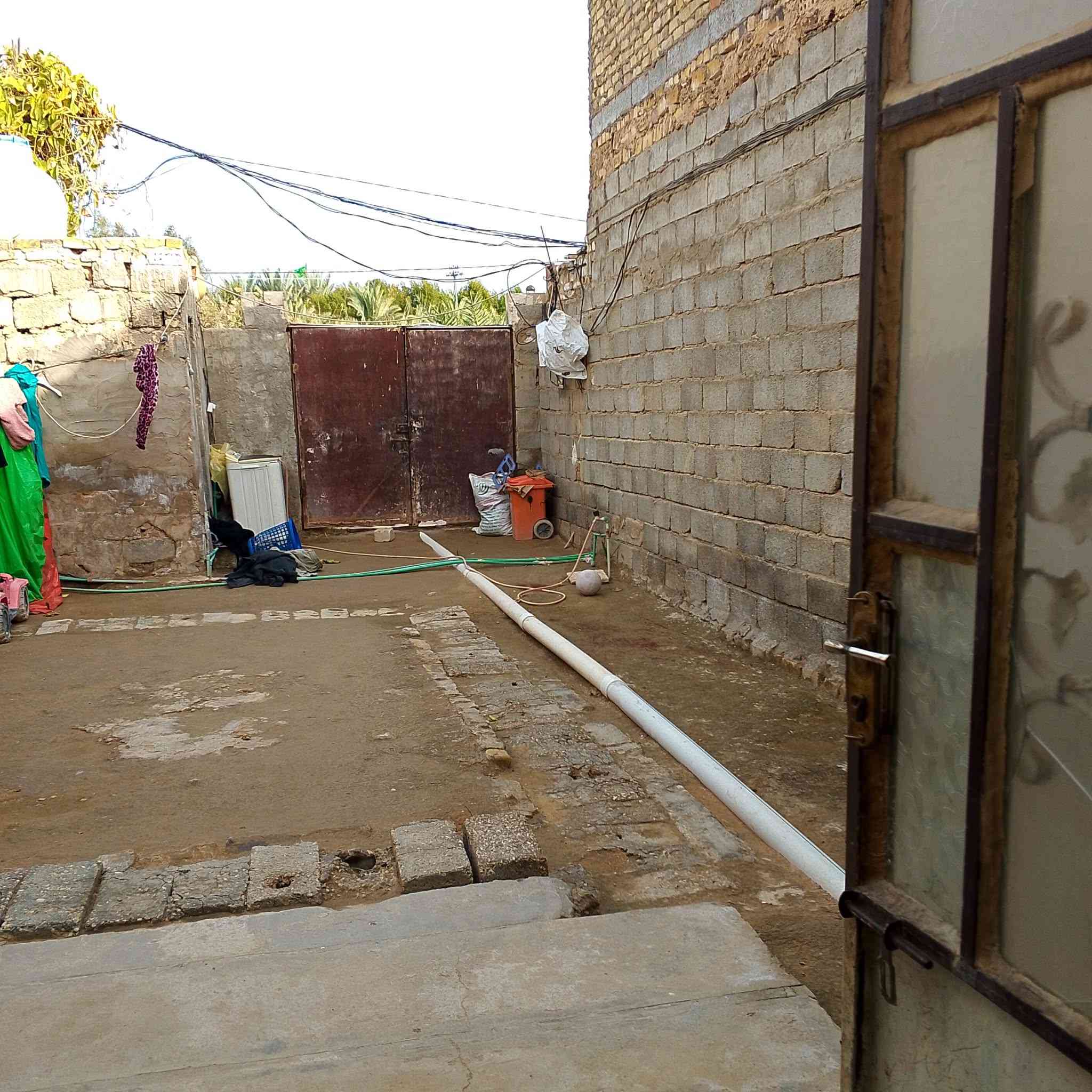 بسم الله توكلنا على الله
السلام عليكم
اخوان بيت زراعي مساحه م100 سند25 بسمي ما كامل  بنائه نص يعني حالين ساكنين بي  مشتمل ابيع  يحتوي على غرفه +صاله+ تخاريج  البيت على ساحه وحديقه امام البيت  150متر  مكان كوفه حي ميسان شارع الشيوخ استفسار***********
السعر 19 مجال قليل
