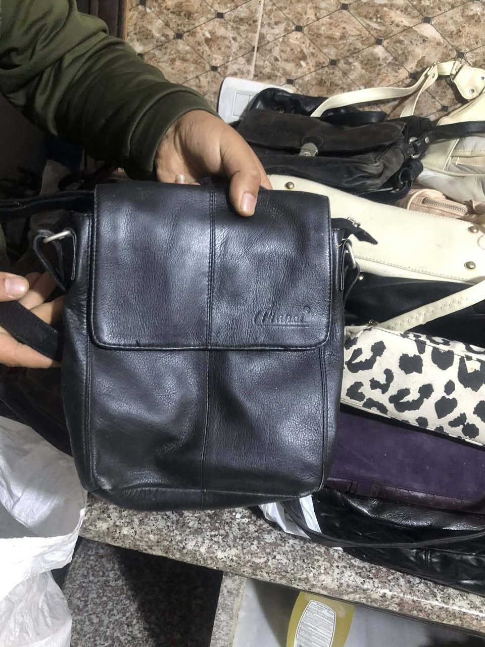 وافق ادمن الله يرزقك و يرزقنا يارب 
البيع بسعر حرق  لحق حالك اخر شروه ق اربد
شنط اروبي لم تعرض بمحل بعدها بخيرها
  يوجد ٩شوالات كل شوال في 40شنطه 
 مطلوب فيهم ٢٠٠دينار من الاخر
  يعني بطلع الشوال تقريبا ب ٢٢دينار
بضاعه نمره 2 نظيفه 
 للبيع المستعجل
موحودات ب اربد


**إذا كنت صاحب هذا الإعلان وتريد حذفه لأي سبب، رجاءا أرسل رسالة إلى الدعم الفني**