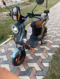 السلام  عليكم  دراجه His 2025 دراجه كامله كل نقص مابيه  بطاريات الشركه...
