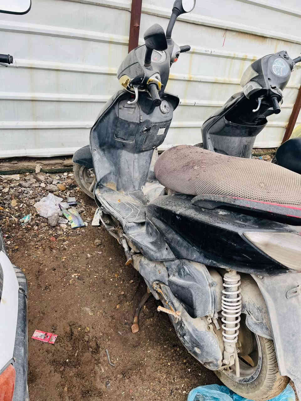 سكنز نثية 140  الدراجه شغاله بس تدخن وبيها ثكل بالسلف وايرات ربط  قفل  300 مكاني الشعلة  والرقم ***********
