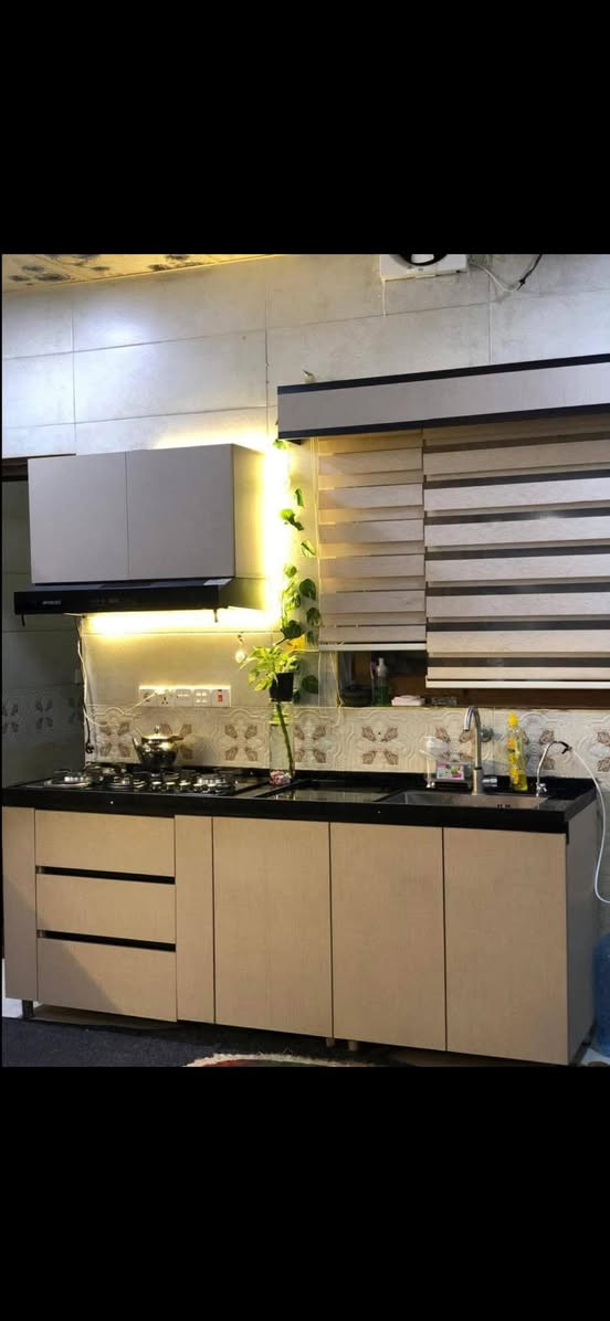 مه 
دار للبيع حي الواسطي خلف مول حاج زياد مساحة 100 متر الواجه 5 امتار
النزال  20 متر 
 طابو ملك صرف بأسم شخص واحد 

طابقين وطابق الثالث بيتونه 
الطابق الاول _مطبخ _وصاله _وغرفه نوم _ومجمع صحيات 
الطابق الثاني _غرفه نوم _وصاله _مجمع صحيات _استقبال ( تصلح غرفه نوم)
_يحتوي على درج داخلي ودرج خارجي 

السعر 137

للستفسار *********** او *********** او زيارة المكتب ارو
