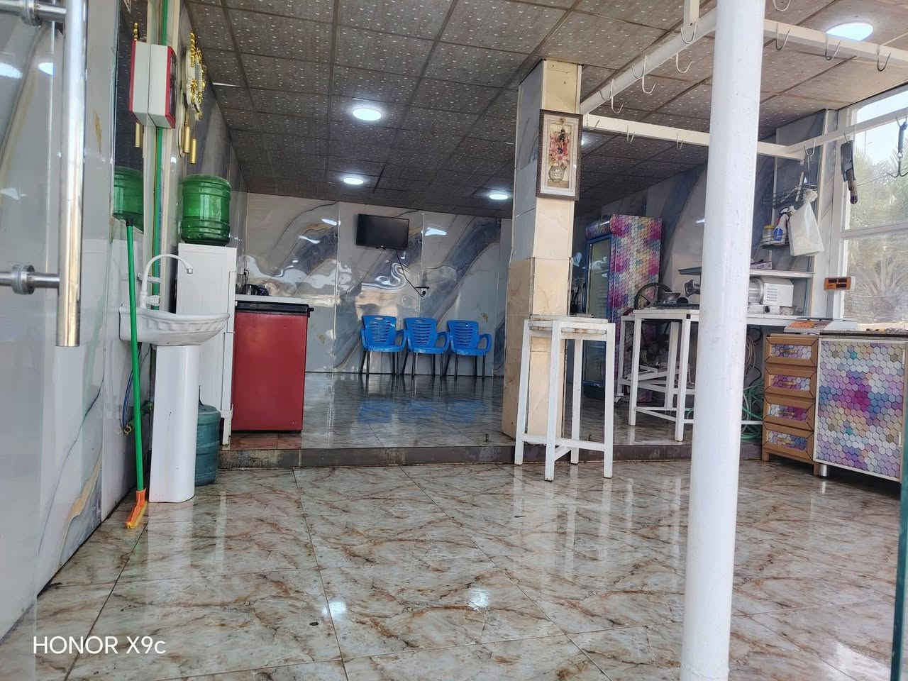 همحل للبيع بدون غراض المحل المفرق شارع السايدين قرب مطعم الكوخ اجار المحل 250 الف ***********
