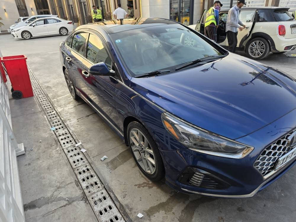 هونداي سوناتا 2019 تيربو (Limited 2.0T) - فول مواصفات
​
​المحرك: 2.0L تيربو (قوة 245 حصان).
​ناقل الحركة: أوتوماتيك 8 سرعات.
​ماشية: ٦٥ ميل.
المواصفات:
​فتحة سقف بانوراما.
​كراسي جلد (تبريد وتدفئة).
​شاشة كبيرة (Apple CarPlay / Android Auto).
​نظام صوتي Infinity.
​رادار، كشف نقاط عمياء، وتنبيه خروج عن المسار.
​بصمة تشغيل وبصمة أبواب.
​رينجات 18 إنش رياضية.

​وارد أمريكي (فول مواصفات).
ضربه خلفية و شويه جاملغ الخلفي على البارد 
​السيارة بحالة ممتازة وجاهزة للاستخدام.
​السعر: [١٣٥ وبيل مجال قليل]
للتواصل: *********** واتساب بغداد, العراق
