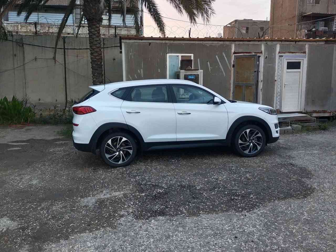 توسان خليجي مكفوله كفاله عامه موديل ٢٠٢٠ فول موصفات عده فتحه
ماشيه ١١٤الف كيلو 
مكانه بغداد 
السعر ٢٠٨
رقم هاتف ***********
