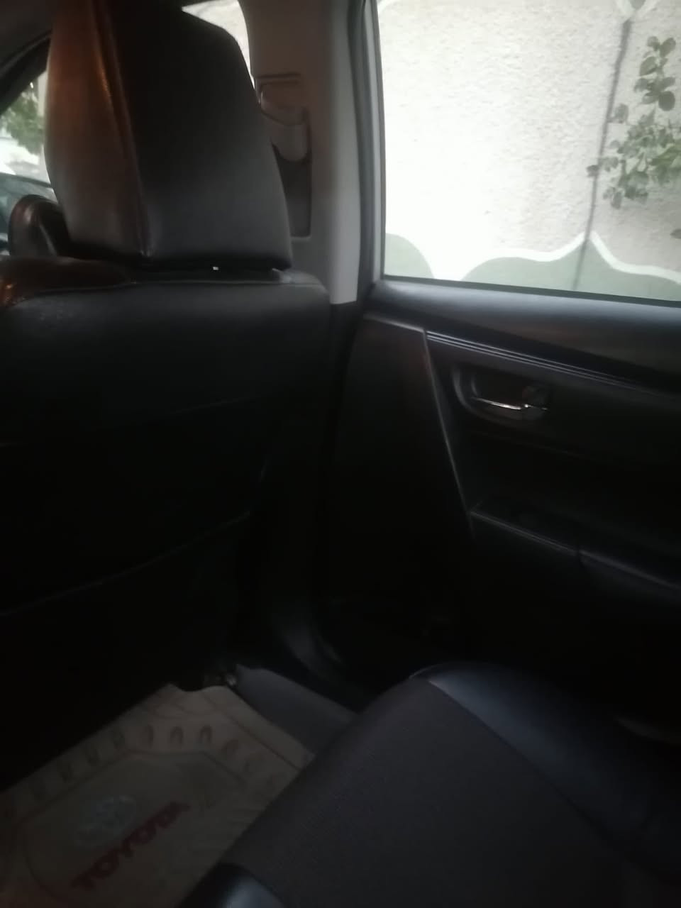 السلام وعليكم كورلا موديل ٢٠١٧ ظررها باب مبدل فقط بدون ايربك بجم كبس ***********
