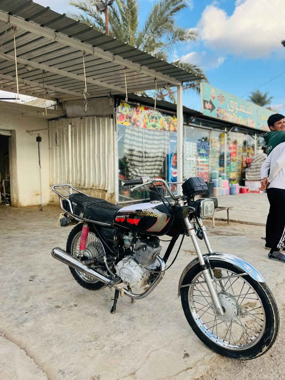 سلام عليكم ورحمة الله وبركاته 
ماطور للبيع   نامه 
ماطور مابيه اي نقص كهربائيات كله شغال 
مكينه خير من الله 
ماطور بعده عل بلاد 
اوراق كامله وياه اربع اوراق 
مكان ديالى شهربان  المقداديه
***********
