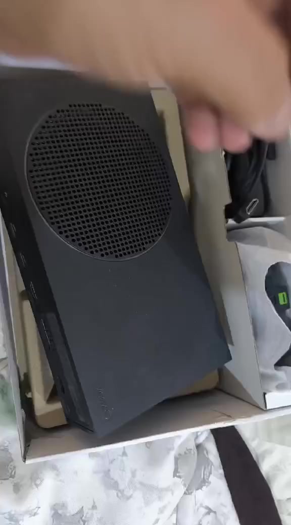 السلام عليكم توفر عندي اكس بوكس سيريس اس واحد تيرا اصدار 24 نضيف كلش كلش شخط واحد ما  بيه عنواني البصرة سعره 480 ومتوفر توصيل لكافة المحافظات للاستفسار خاص او واتساب ***********
