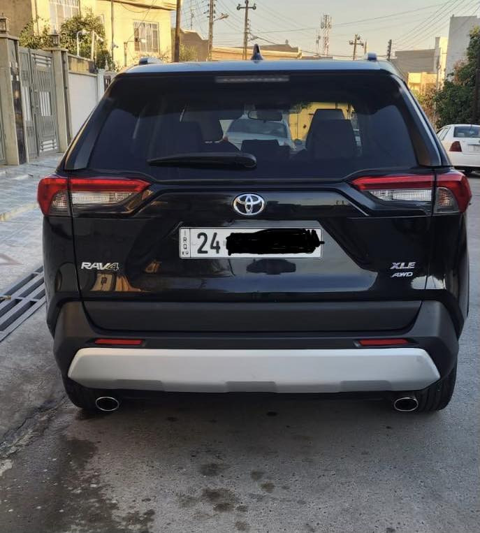 السلام عليكم
راف فور للبيع وارد امريكي لون اسود 
موديل 2023 
فول مواصفات XLE
سلايت 
كشنات تدفئة تبريد 
دفع رباعي 
رادارات 
وبقية المواصفات المعروفه
ماشية 40 كيلو فقط 
صبغ جاملغ خلفي جهة السكن صور الحادث بالمنشور وسونار السيارة ايضاً موجود بالمنشور 
ايرباك بردة فقط 
رقم السياره دهوك 
مكان السيارة اربيل 

***********
