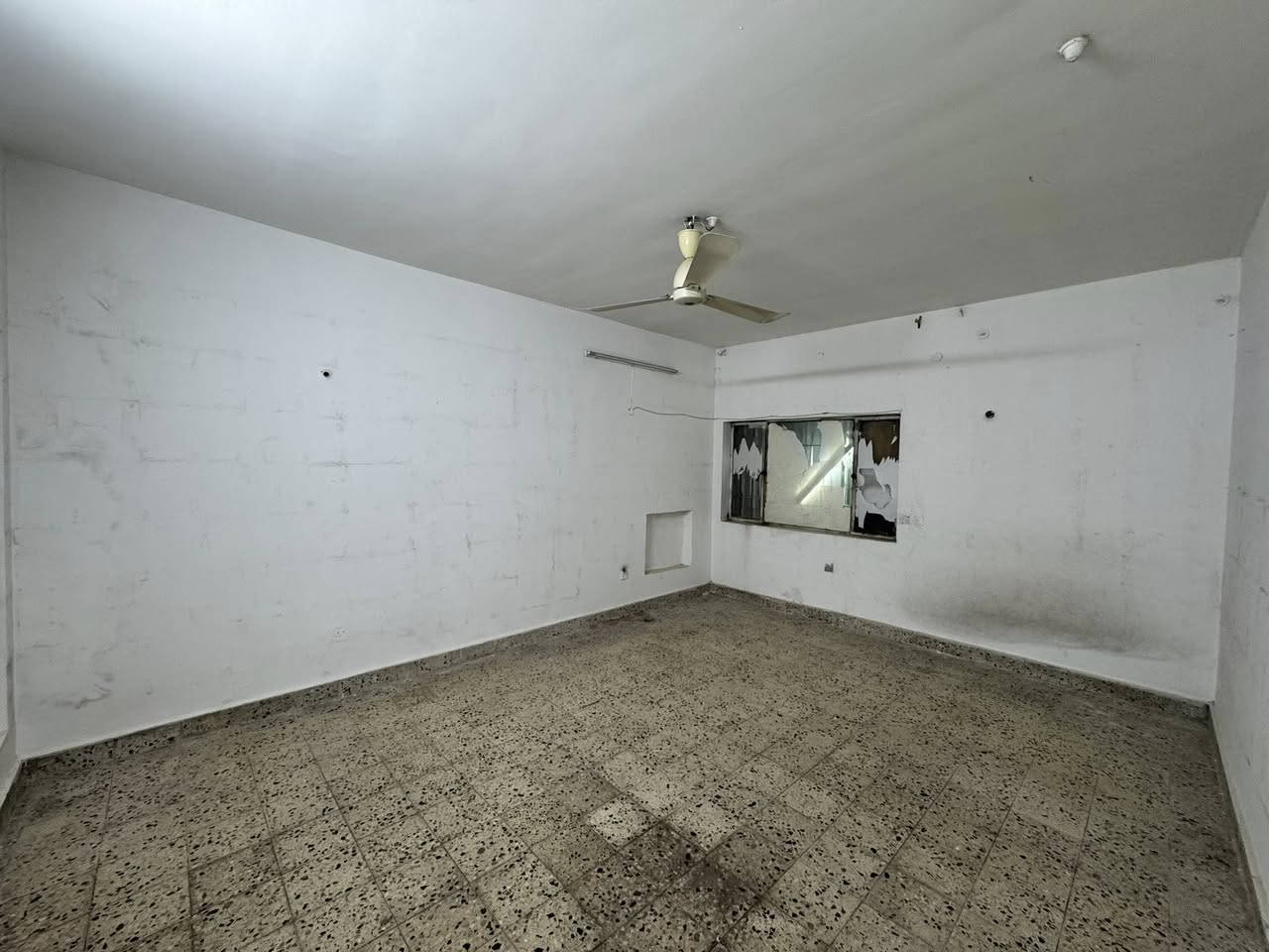 #للأيـــجار_في_الســـيدية
بيت مساحة 530 متر يحتوي على خمس غرف نوم وصالة وحولي ومطبخ وخدمات عدد اثنين وكراج كبير وحديقة ايجار مليونين 

📍مربع الاقتصاديين شارع 15 متر ورصيف 7 متر

بأمكانك عرض عقارك عندنا
زبائننا الكرام نستقبل كافة عروضكم وطلباتكم

للاستفسار يرجى الاتصال على الرقم
***********

او زيارة مكتب القيسي للعقار والأعمار
عنوان المكتب
#السيديه_شارع_المركز_مقابل_التفاح_الاخضر
