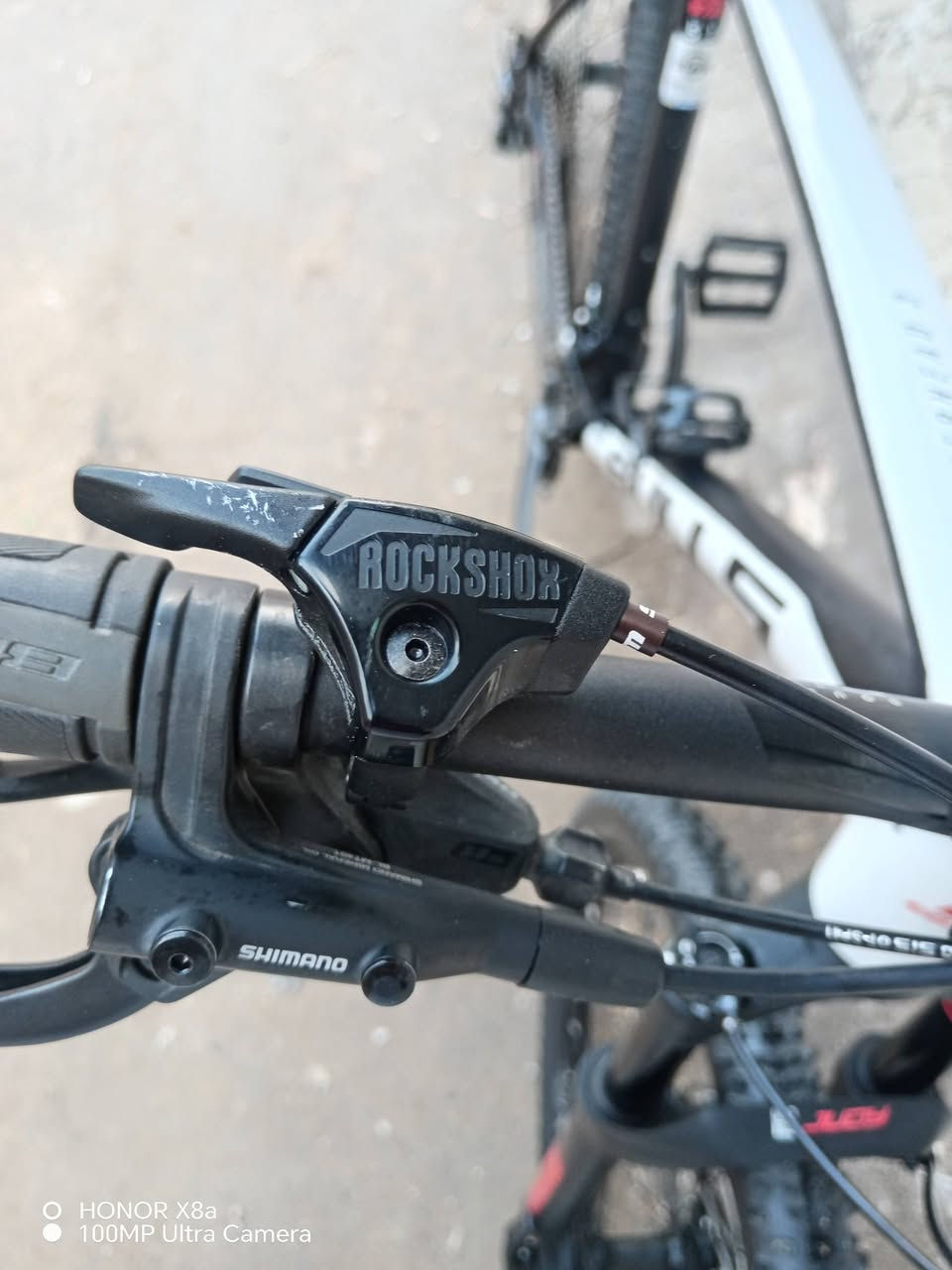 سلام عليكم دراجه هوائية ماركه BULLS وارد ألماني.   حجم 27.5 قياس لارج. دبل هواء ROCK SHOX سيت كروب Deore 2*11   **ستيرن وكشن وبوري سرج وبايدرات كلهن ختم واحد BULLS ويلات شفت بولبرن. اطارات شولبي السعر عالخاص للجاد بالشراء


**إذا كنت صاحب هذا الإعلان وتريد حذفه لأي سبب، رجاءا أرسل رسالة إلى الدعم الفني**