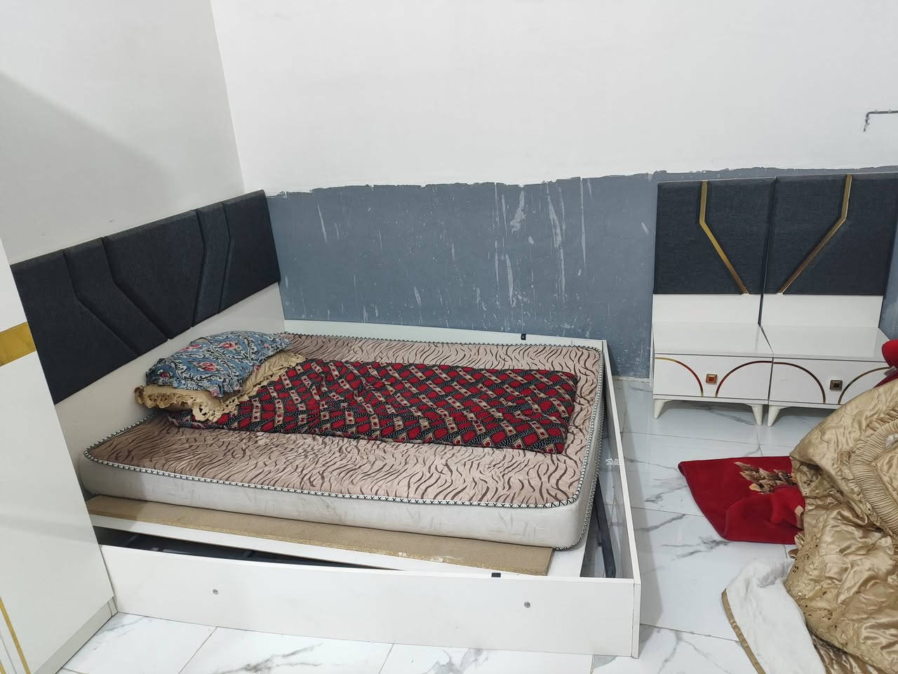 غرفة خشاب تركي للبيع سعرها 475وبيها مجال ***********
