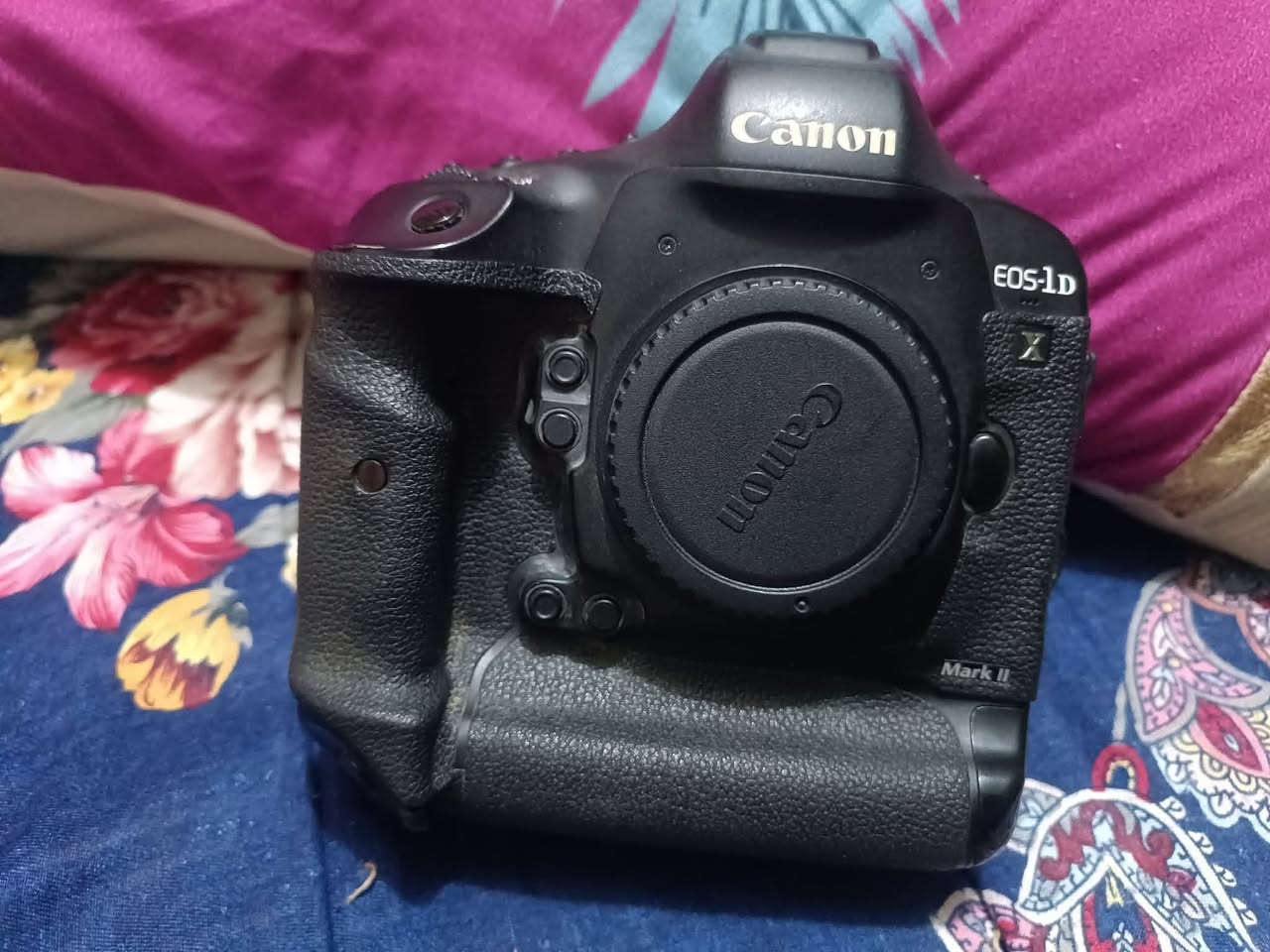 السلام عليكم
Canon EOS-1D X Mark II
الجيل الأحدث والأكثر تطور وتعتبر من أغلى كاميرات DSLR الاحترافية
الرياضية مال الملاعب غنيه عن التعريف مصورين الدوري العراقي يعرفونها شنو من مواصفات بيها 
الملحقات عدسة فتحه F4 .200.70 
فلاش كودوكس 
جنطه مقسمه+ عده تنظيف+ستاند أحادي+ كادريتر نقل صور 
رام 8 سانديسك + البكج مالتها موجود+كرسي ستول 
السعر 22 ورقه  وبيها مجال 
العنوان بغداد النهروان شارع الشمري 
***********
