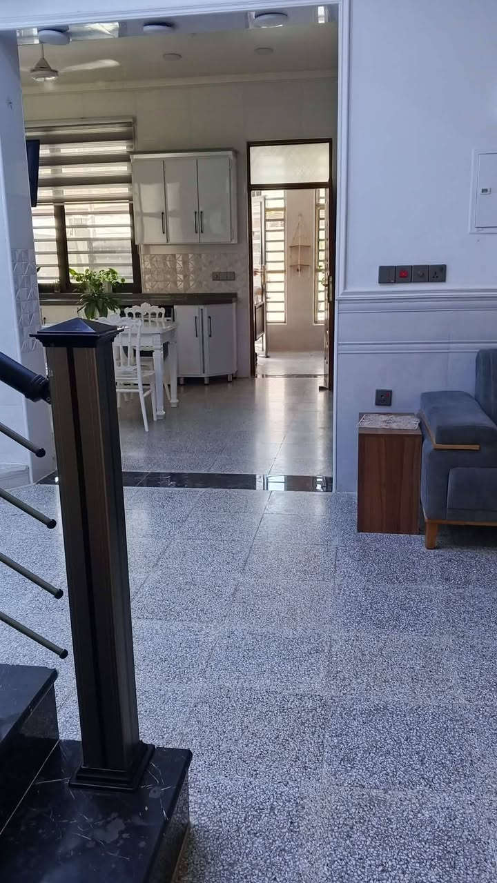 السلام عليكم بيت للبيع بناء ٢٠٢٣ درجة اولى مطلوب اسكان منطقة حي الحوراء شارع ابو الفضل ثالث قطعة عن الركن  ومقابيل ركن يعني من خلالة تشوف الشارع التجاري والساحات بالقرب من المدارس الابتدائي والثانوي عرض الشارع ١٢ متر للتفاصيل اكثر اتصال *********** او ***********

