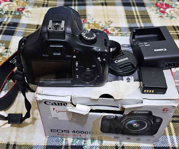 السلام عليكم 
كانون 4000D كامرا كلوه ونضيفه وياه عدسته الاصليه ١٨ ٥٥ 
مع شاحنه وبطاريه الاصليه وسير وكامل ملحقاته 
سعره ٢٥٠ موجود توصيل مكاني نجف ***********
