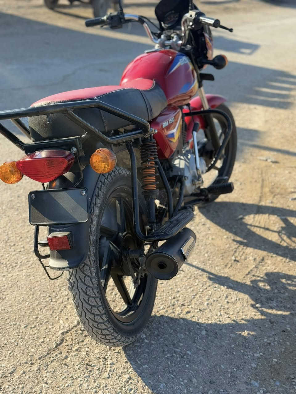 السلام عليكم بوكسر موديل 21 مرقم نكليزي رقم ديالى تحويل ثاني يوم الدراجه ماناقصها شي ***********
