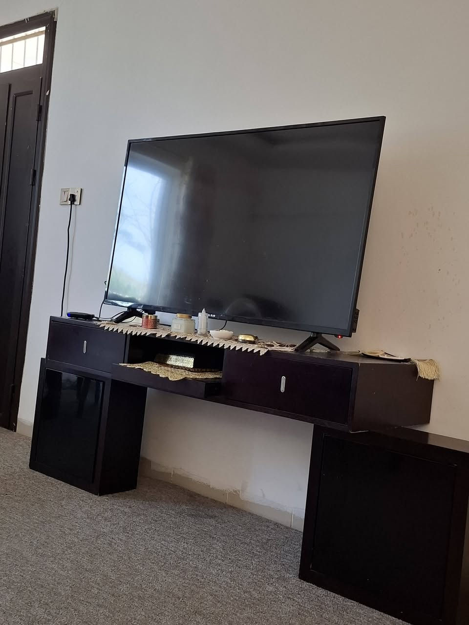 ميز تلفزيون السعر ٤٠ للحجز على الرقم ***********
