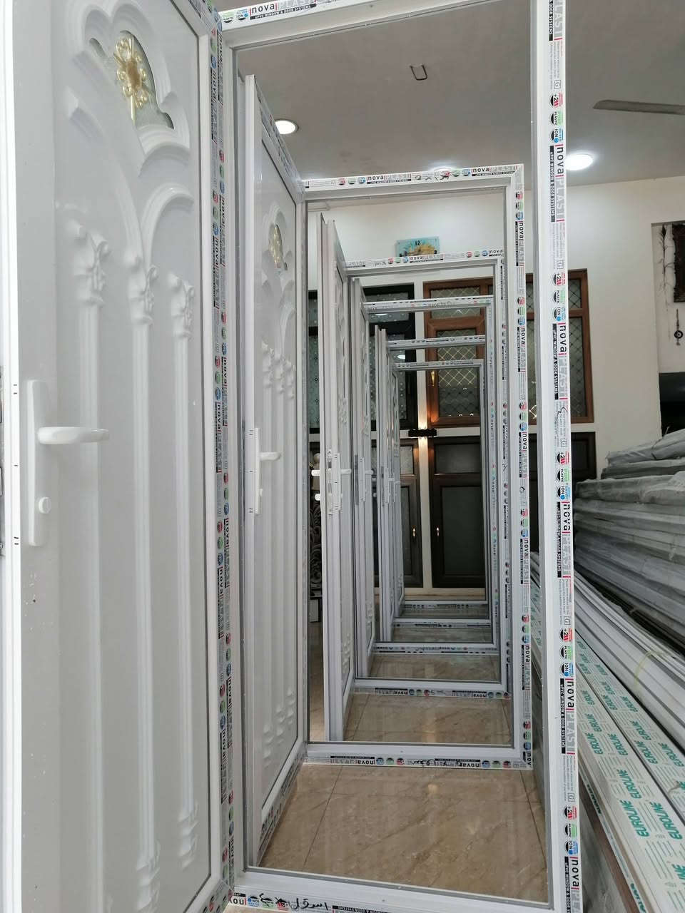 معمل سنتر تلعفر ابواب و شبابيك و محجرات أسعار مناسب باب صار يوم 90 الف كامل وياه شد ***********موقع حي وحده يم محطة حكومي
