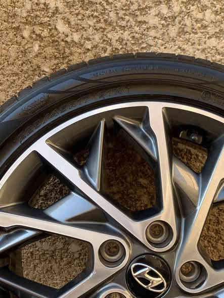 🛞 ويل الانترا 2020 مع الاطار
وكالة اصلي 
جديد ⭐️
ماركة الاطار : هانكوك
قياسات الاطار :
‏225/45R17 91W
بدون ضرر ✅
بدون رش ✅
متوزان 100% ✅
ممتاز لمن يريد تبديل ويل تالف او تحسين شكل السيارة شرط الفحص عند الشراء .
للاستفسار الاتصل على الرقم التالي : *********** ☎️
