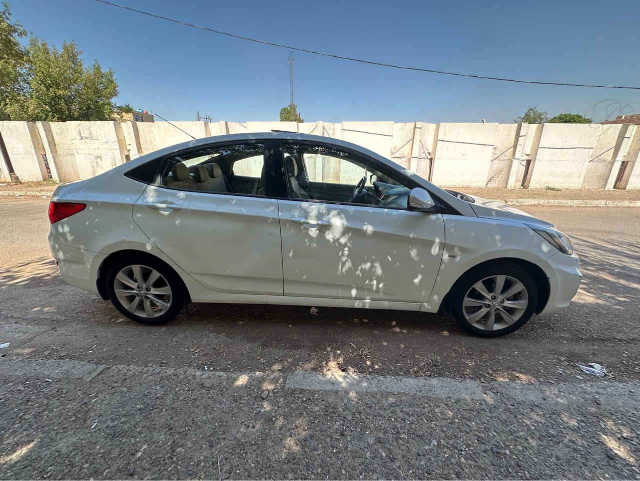 للبيع اكسنت خليجي بلو 2012 فول مواصفات 
محرك 1600 دوش 
ماشية 99400 
كير + محرك بلادي 
تبريد ممتاز 
بيه تعديل بدايه الحاملغ الأمامي الأيمن والأيسر كلش قليل 
باب خلف السائق بيهه طعجة 
باقي السياره تمام 
السعر 92 ورقة وبيه مجال 
للاستفسار الاتصال : *********** بغداد, العراق
