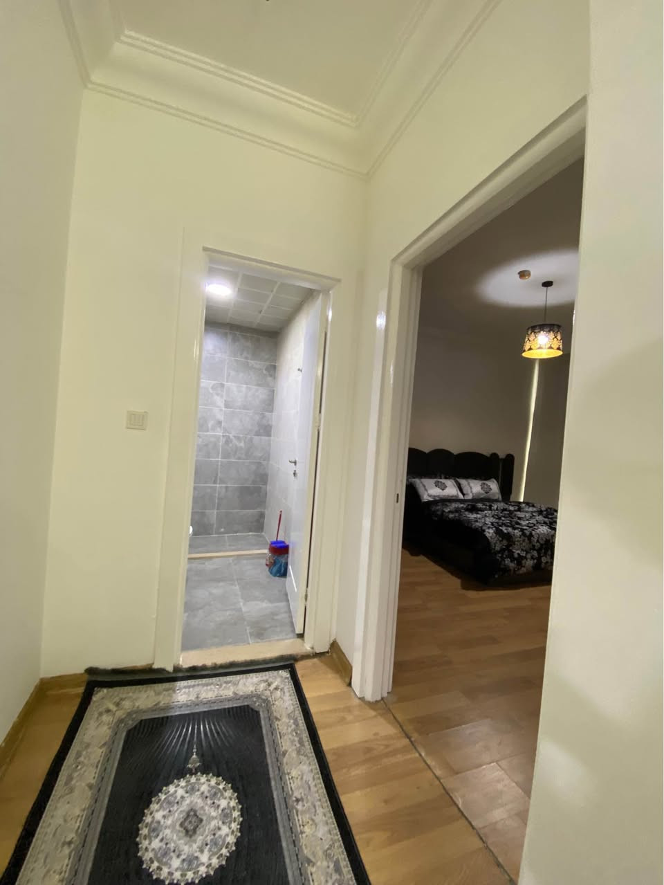 شوقەی یەک ژووری بۆکرێ 
شوقەکەمان تازە تەواو بووە 
راخراوە رووبەری ٨٤م
***********

شقة للإيجار سفر غرفةوصالة
موثث جديد مساعة84م أربيل, العراق
