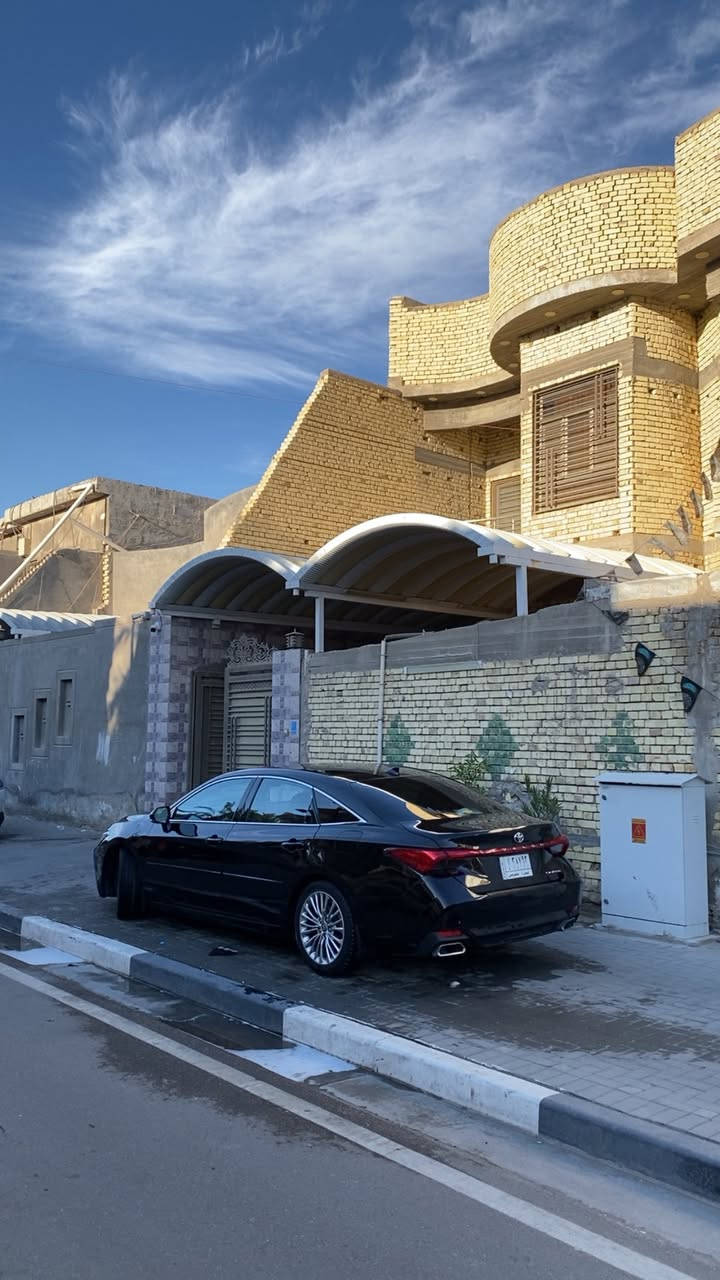 السلام عليكم تويوتا افالون 2021 وارد امريكي رقم بصرة محرك V6 3.5 ماشيه 99 الف كيلو وارد أمريكي حادثها من امريكا بنيد و جاملغ صفحه العبري و بــ العراق صار بيها ضربه بجاملغ صفحه السايق و بيها بارد بجاملغ الخلفي صفحه السايق مواصفات السيارة 
داتشو 
4 كامرات محيطية
تدفئه و تبريد بلكشنات اربعتهم
رادارات 
نقاط عمياء 
حساسات اماميه خلفيه
تشغيل عن بــعد 
دبل جام 
تدفئه ستيرن 
اربع مودات قياده
اوتو هولد
سايد بريك بصمة 
سلايد روف 
كشنات خزن ميموري
سماعات JBL
شاشه جبيرة 
تخم تايرات جديد
حدادة 100%
 
مكانها البصرة الحكيمية شارع الرديني 
للاستفسار رقمي ***********
