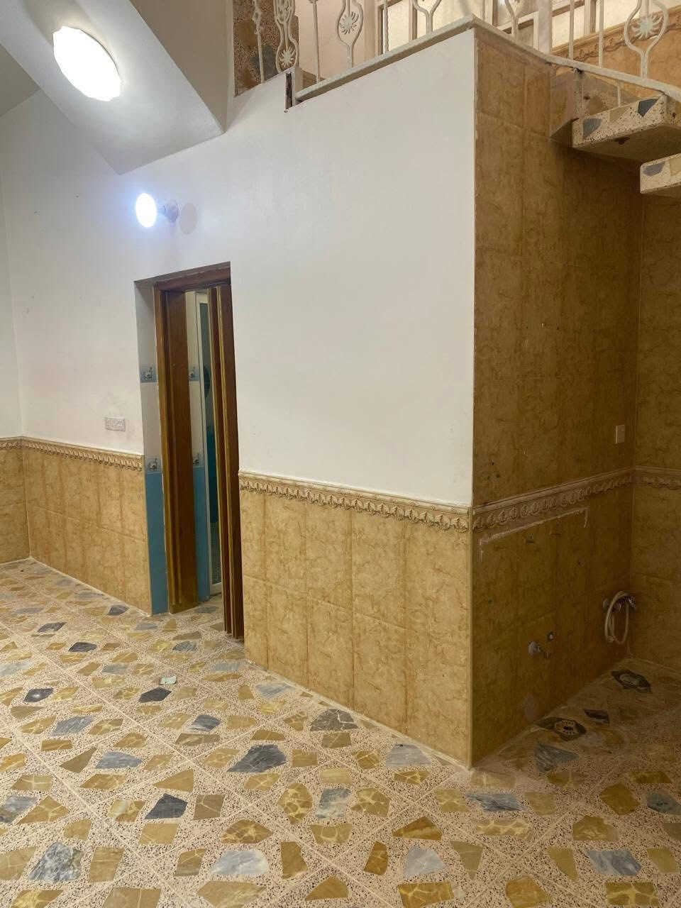 مكتب اكرم الحاتمي للعقار   ***********
==================================

  دار للبيع المساحة 250 متر طابو صرف  

حي ميسان قطاع 15 قرب شارع البوريات 

==================================
                               
   يحتوي ع /غرفتين وصالة ومطبخ وأستقبال 

وصحيات داخلية وخارجية ومكشوفة وطارمة كبيرة

         بناء طابوق والسقف صب كونكريت 

                البيت فارغ غير مسكون 

             السعر 270 مليون وبي مجال 

للاستفسار الاتصال بالرقم  *********** وات سآب 

                       او مراجعة المكتب

               عنوان المكتب النجف الكوفة 
  
   حي ميسان شارع الكيات مقابل اسواق حليم
