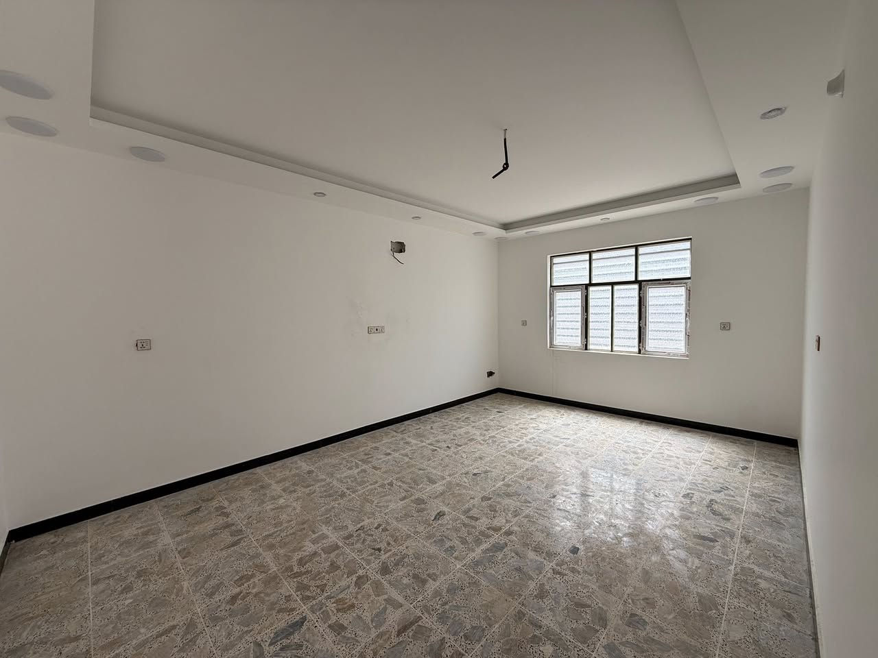دار سكن حديث للإيجار 
محافظة النجف الأشرف 
مجمع بيتي الاول
مساحة 200 متر طابقين درجة اولى بناء حديث وراقي
الدار ركن وثالث بيت عن شارع المجمعات ومقابل بوابة دخول مجمع الأميرات الثانية مباشرةً 
يحتوي أربعة غرف نوم وثلاثة صحيات ومطبخ حار وبارد واستقبال وكراج يتسع لسيارتين وحديقة ومنور وبالكونتين
تانكي وماطور وسخان جاهزات والحديقة مدفونة بس تزرعها
سعر الإيجار/ 500 الف
الراغب بالإيجار يتصل بنا
*********** 
عقارات صادق الخزعلي
