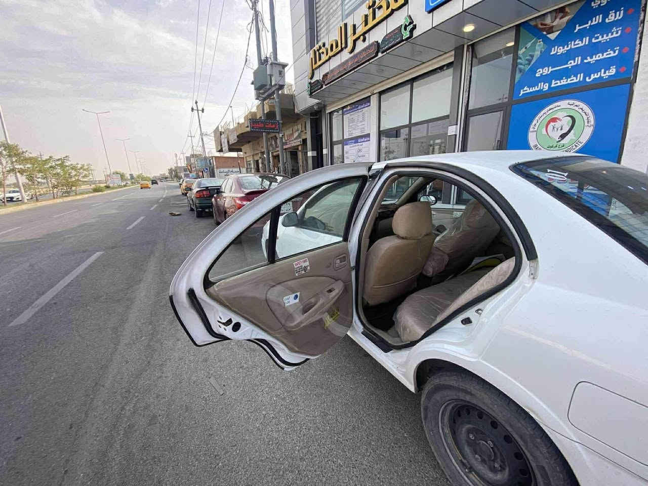 نيسان صني موديل 2009 أربيل أبيض ثلجي
السيارة بيها 3 قطع صبغ .

جهة السائق بیها دواخل بس بدون قص ولا لحيم، وشبر صغير خلفي (السونار موجود بالمنشور).

المواصفات:

 محرك أبيض 16 مرغوب

 سيارة كيرعادي

 قفل مركزي

 جام كهربائي

 مرايات كهربائية

 لايتات أصفر وأبيض أصلي

 حساس خلفي

 تبريد شغال بس يحتاج غاز

السيارة نظيفة وما بيها أي مصرف، كهربائيات ومحرك و كير بشرط.

سنوية لحد ٢٠٣٠وسيارة بسمي تحويل وكالة تدلل 

السعر: 78 (وبيها مجال)

المكان: كركوك 

رقم واتساب و الهاتف: ***********

تاج راسي، كل التفاصيل مذكورة بالمنشور، رجاً عدم الاتصال للأسئلة المكررة. والله يبارك للمشتري.
