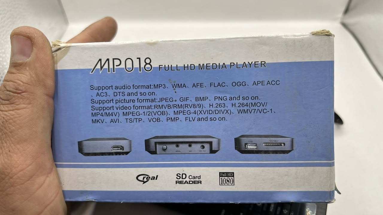 هذا الجهاز هو مشغل وسائط عالي الدقة MP018 Full HD Media Player.
يدعم تشغيل الفيديوهات بجودة 1080P عبر مخرج HDMI.
يحتوي على منافذ لتوصيل أقراص التخزين الخارجية مثل USB وبطاقات SD.
يدعم مجموعة واسعة من تنسيقات الملفات بما في ذلك MKV، AVI، RMVB للفيديو، و MP3 للصوت.
يتضمن جهاز تحكم عن بعد (ريموت) لسهولة الاستخدام.


**إذا كنت صاحب هذا الإعلان وتريد حذفه لأي سبب، رجاءا أرسل رسالة إلى الدعم الفني**