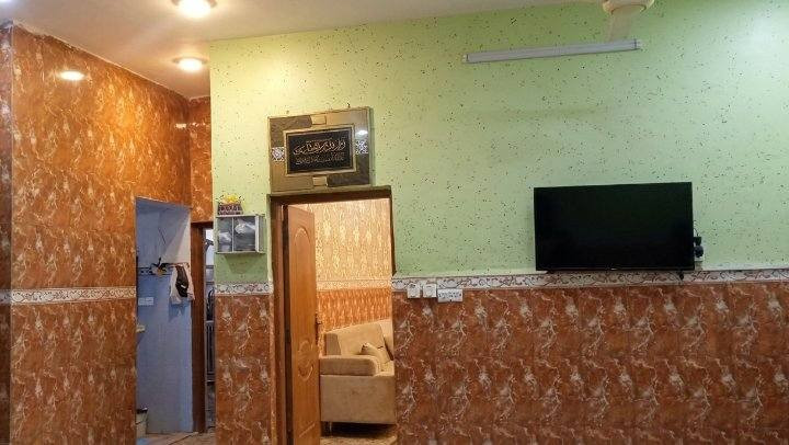 السلام عليكم دار للبيع طابو صرف المساحة ٢١٠م المكان حي الزهراء خلف المعهد قرب شارع القوس البيت يحتوي على استقبال وغرفة ومطبخ وصاله وصحيات داخلية وخارجية وطارمه ومناور عدد٢ والطابق الثاني يحتوي على ثلاثة غرف وصالة وصحيات اساس كونكريت البناء طابوك درجة أولى للأستفسار اتصال ***********
