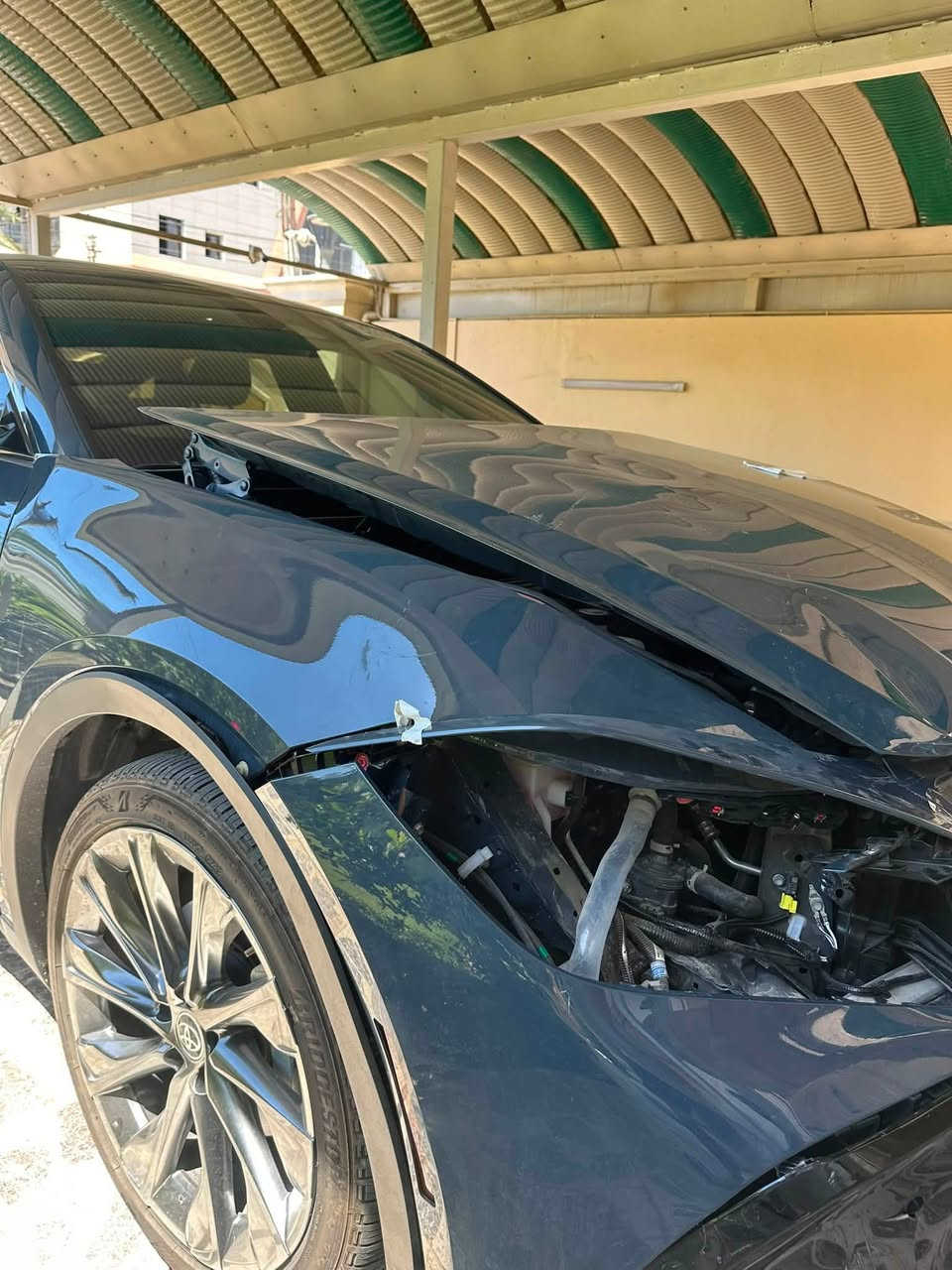 للبيع | تويوتا كراون 2026 Limited AWD Hybrid
لون Nightshade الأزرق المميز، ويُعتبر من أوائل السيارات بهذا اللون في العراق.
ماشية 7000 كيلو فقط

* 2500cc هايبرد (تنفس طبيعي).

* نظام دفع رباعي AWD.

* اقتصادية ممتازة بالوقود مع أداء ناعم ومريح.

المواصفات:

✅ بانوراما.

✅ شاشة كبيرة.

✅ كاميرات 360°.

✅ حساسات أمامية وخلفية.

✅ رادارات أمامية وخلفية.

✅ مقاعد جلد بلونين مميز.

✅ جميع المقاعد كهربائية.

✅ تدفئة وتبريد للمقاعد الأمامية والخلفية.

✅ ميموري للمقاعد (3 وضعيات).

✅ نظام صوت JBL.

✅ كاميرا أمامية وخلفية (Dash Cam).

✅ تحتوي على بعض مواصفات فئة Platinum.

* السيارة نظيفة جداً وشرط الفحص.

* فقط طخة بالبنيد الأمامي وترجع على البارد.

* لا رصعة، لا شخطة، ولا أي ضرر آخر.

* الإيرباك المتأثر فقط (ستيرن + رجل)، ويتبدل بسهولة مع دركة كاملة.

* السيارة باسمي ومرقمة (كاتي).

* السعر: 280 ورقة وقابل للتفاوض بشكل بسيط للجادين.

📞 ***********

